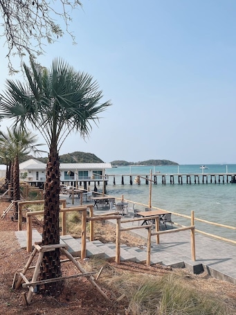 Terrace/patio. Rimtalay Resort Koh Larn
