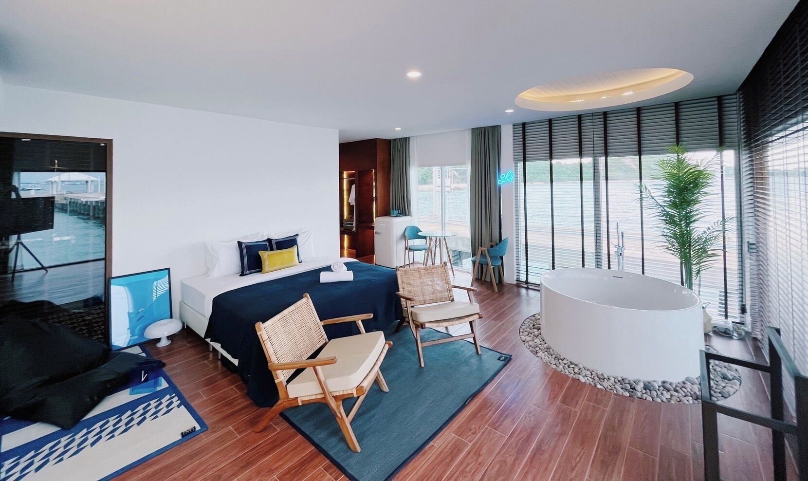 Minibar con artículos gratuitos, wifi gratis y ropa de cama 