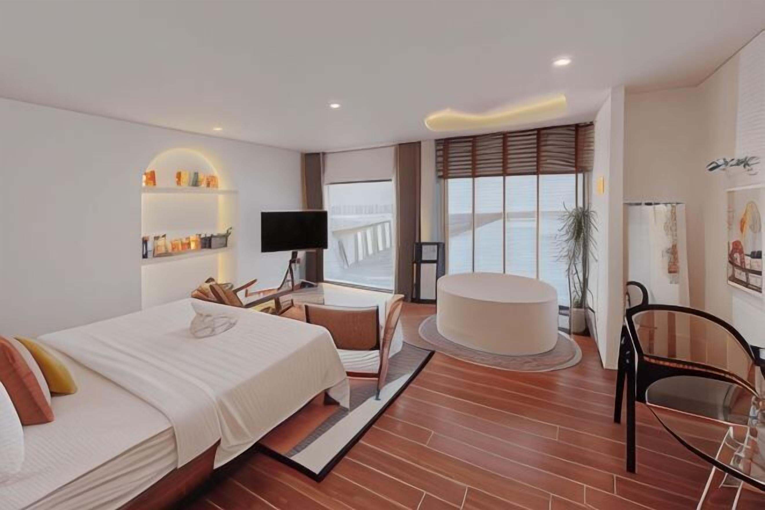 Free minibar, free WiFi, bed sheets