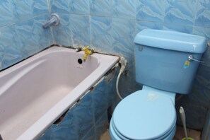 Executive Room, 1 Queen Bed, Non Smoking | Bathroom