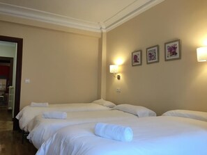 Quadruple Room with Private External Bathroom | Free WiFi, bed sheets - Paz y Vino en el Camino (Logroño)