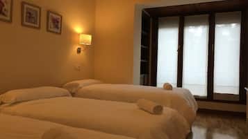 Habitación Cuádruple con baño privado externo | Wifi gratis y ropa de cama