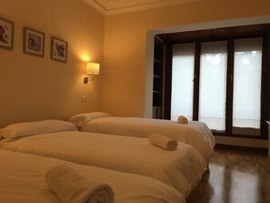 Quarto quádruplo, vista para a cidade | Wi-Fi de cortesia, roupa de cama