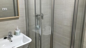 Badkamer met douche