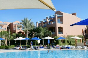 3 piscines extérieures