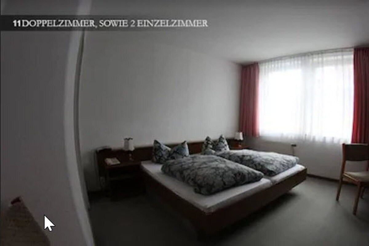 Schreibtisch, laptopgeeigneter Arbeitsplatz, Zustellbetten, Bettwäsche