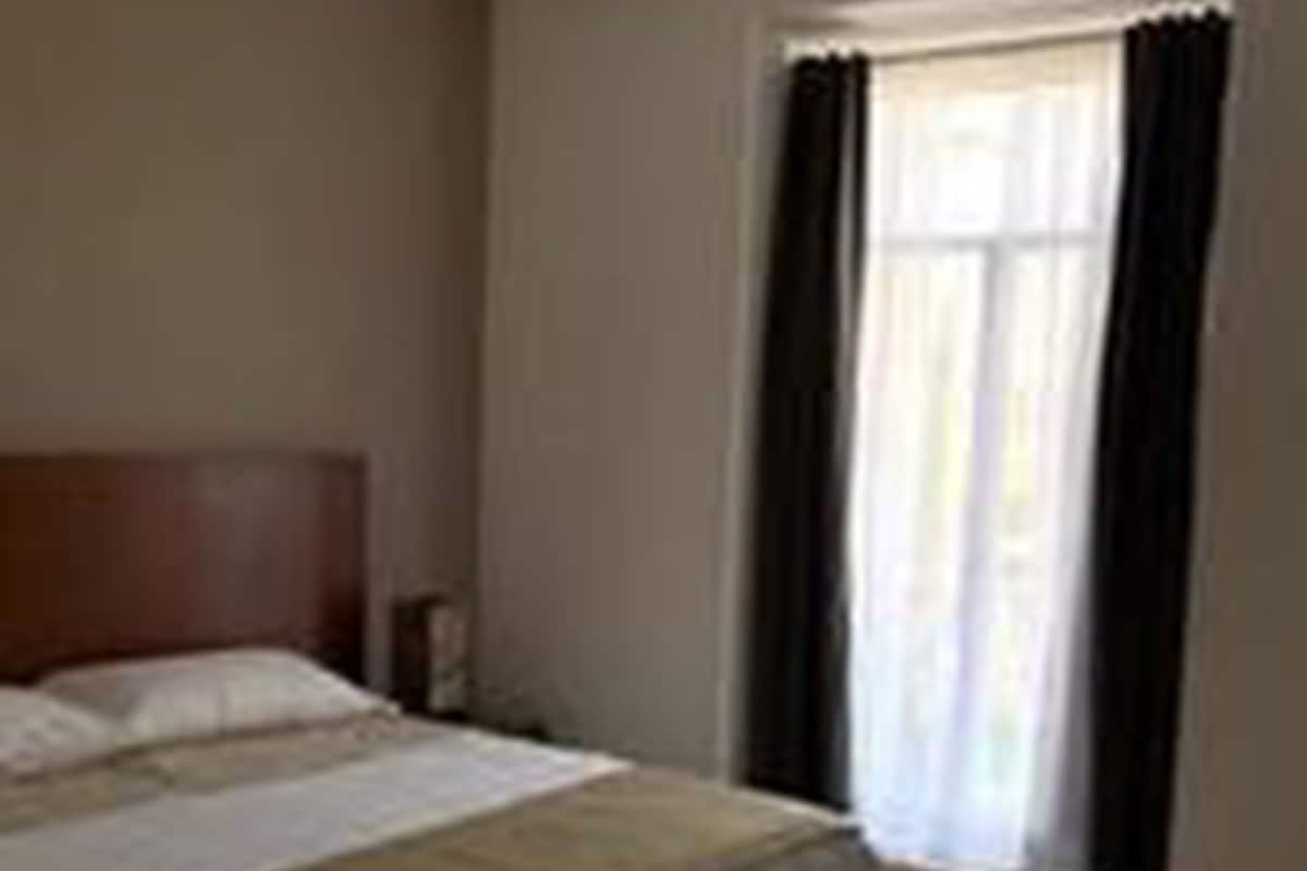 Quarto casal conforto, 1 cama King, acessível, para não fumantes | Cofres nos quartos, cortinas blackout, Wi-Fi de cortesia