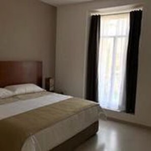 Habitación Confort doble, 1 cama de matrimonio grande, accesible para personas con discapacidad | Caja fuerte, cortinas opacas, wifi gratis y accesible en silla de ruedas