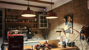 Una habitación con una mesa de madera, una motocicleta y una computadora portátil.