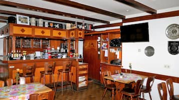 Tägliches Frühstücksbuffet (10.00 EUR pro Person)