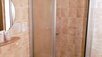 Shower, perlengkapan mandi gratis,  dan handuk