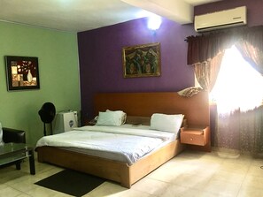 Design Suite, 1 Queen Bed, Non Smoking, Pool View