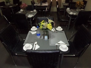 Serveert ontbijt, lunch, diner, internationale gerechten 