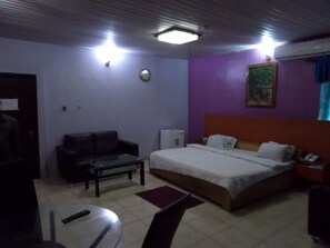 Suite de diseñador, 1 cama Queen size, para no fumadores, vista a la alberca | Minibar, escritorio, wifi gratis y ropa de cama