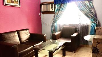 Deluxe Room, 1 Double Bed, Non Smoking | Living room | 32-inch flat-screen TV with cable channels, TV