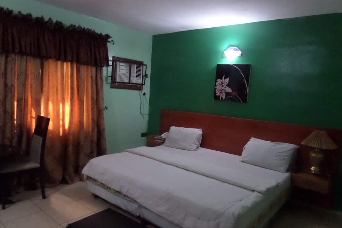 Romantic Room, 1 Queen Bed, Non Smoking, Pool View | Minibar, desk, WiFi (free), bed sheets