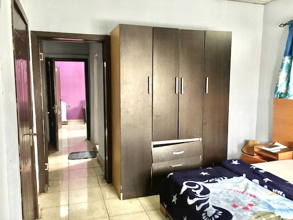Business Suite, 1 King Bed, Non Smoking, Pool View