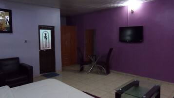 Design Suite, 1 Queen Bed, Non Smoking, Pool View | Minibar, desk, free WiFi, bed sheets