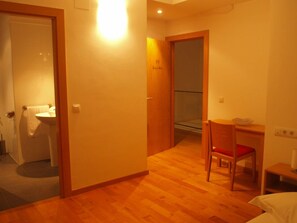 Habitación Doble con Cata de Vinos y Aceites | Baño | Regadera y toallas