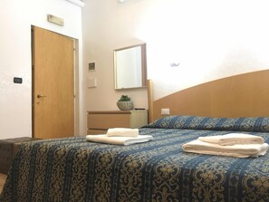 Habitación estándar con 1 cama matrimonial o 2 individuales, baño privado | Ropa de cama de alta calidad, escritorio, wifi gratis y ropa de cama