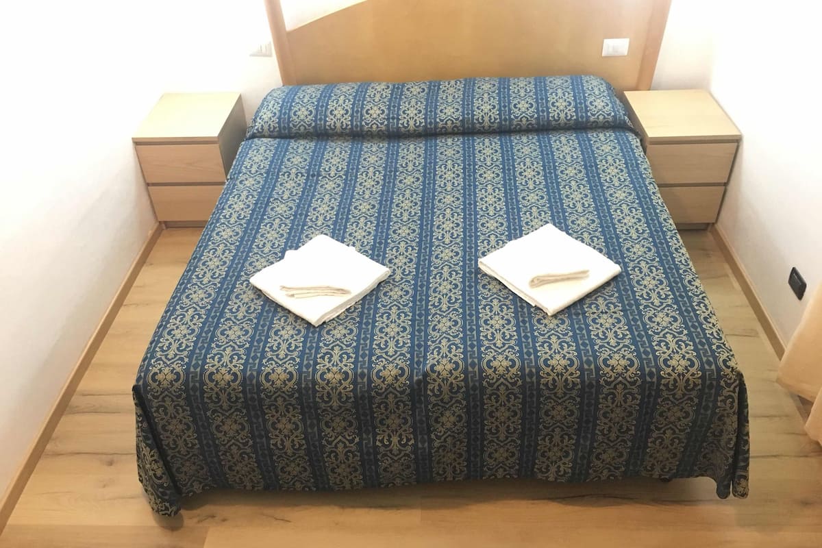 Literie de qualité supérieure, bureau, Wi-Fi gratuit, draps fournis
