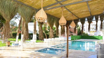 Quầy bar bên hồ bơi
