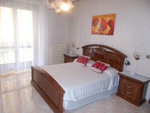 Habitación doble, baño privado (External) | Caja fuerte, wifi gratis, ropa de cama