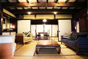 Escritorio, wifi gratis y ropa de cama 