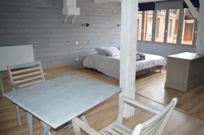 Individually decorated, individually furnished, iron/ironing board - Au Passage des Grues (Drosnay)