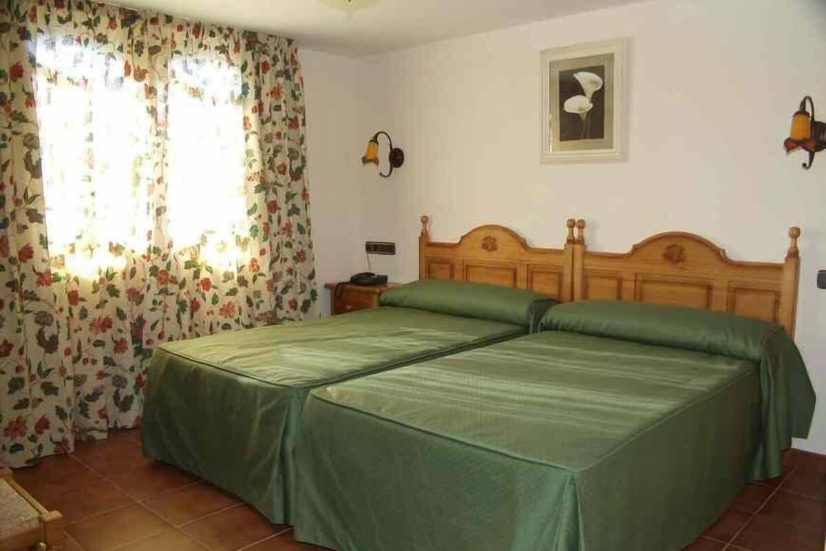 Cortinas blackout, wifi gratis, decoración personalizada y ropa de cama