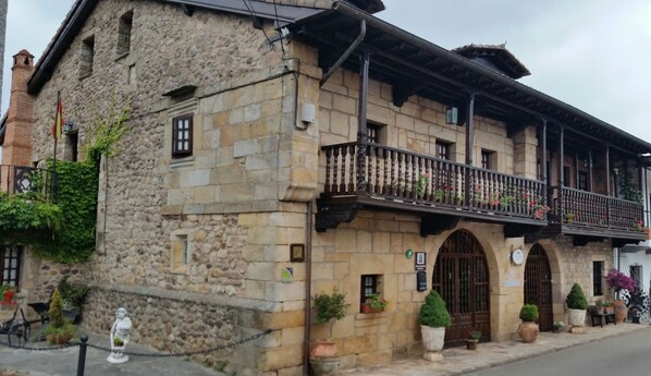 Property entrance - Posada Real La Montañesa (Los Corrales de Buelna)
