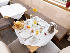 Free daily buffet breakfast  - Hotel Garni Hanauerlehen (Schoenau am Koenigssee)