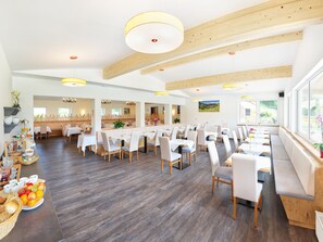 Free daily buffet breakfast  - Hotel Garni Hanauerlehen (Schoenau am Koenigssee)