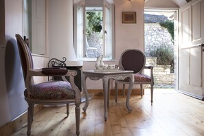 Flatskjerm-TV, peis og DVD-spiller