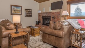 Flat-screen TV, fireplace - Big Sky - Hidden Village 877 (Big Sky)