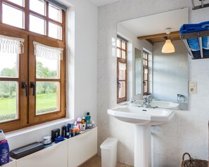 Casa de campo | Baño | Bañera y ducha independientes, secador de pelo y toallas