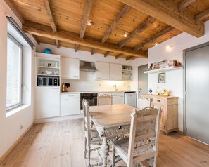 Kır Evi | Özel mutfak | Buzdolabı, mikrodalga fırın, fırın, set üstü ocak 