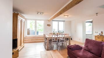 Cottage | Makan di kamar