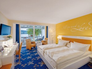 Double Room, Lake View | Peralatan tempat tidur hipoalergenik, peti besi dalam bilik, meja 