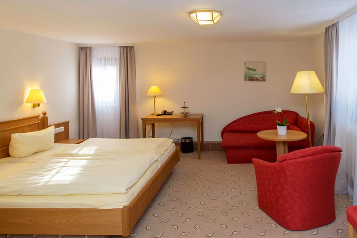 Habitación doble | Ropa de cama hipoalergénica, caja fuerte, escritorio y camas supletorias