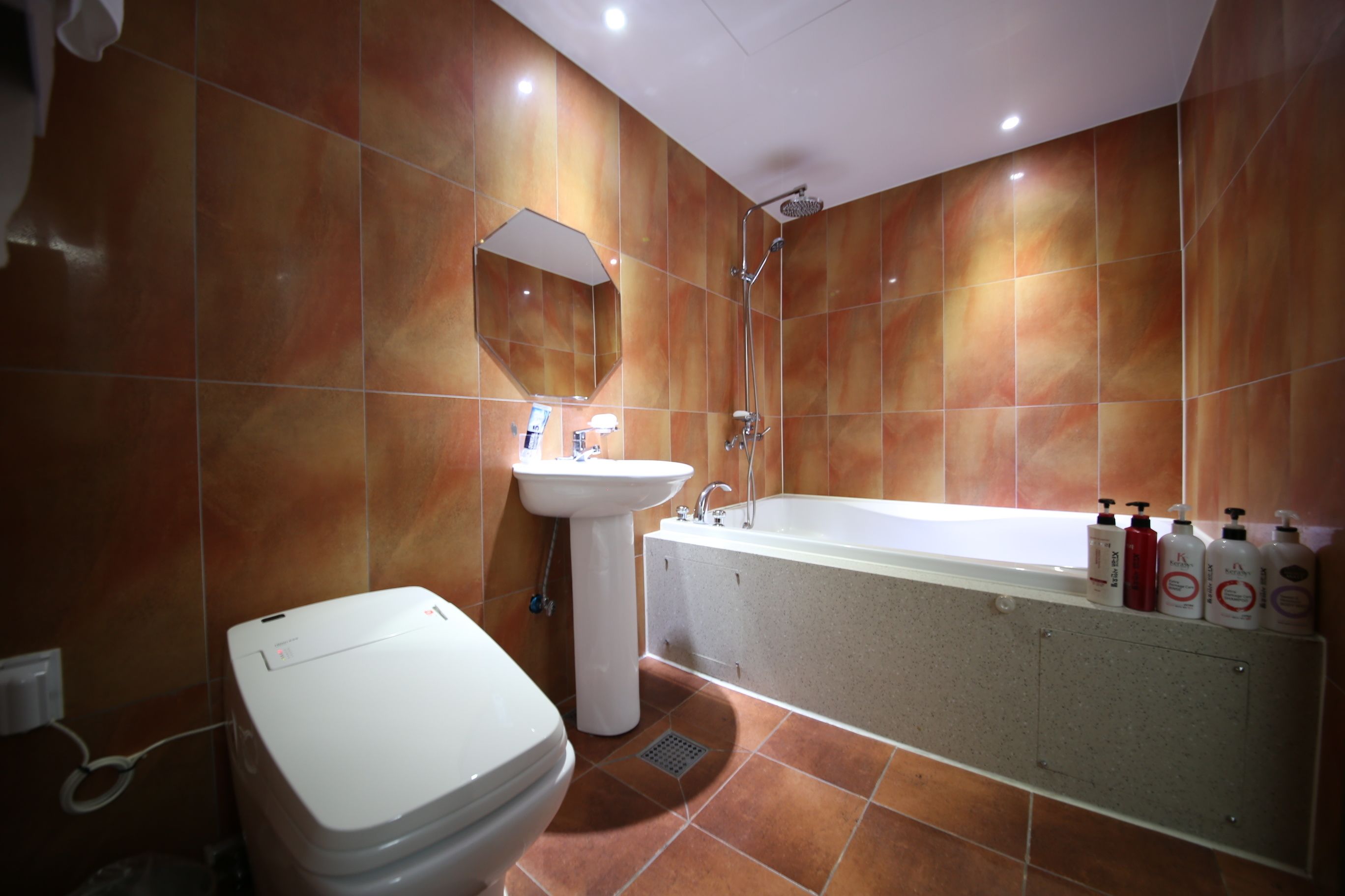 royal suite (breakfast for 2) | bathroom | free toiletries, hair dryer, bathrobes, slippers