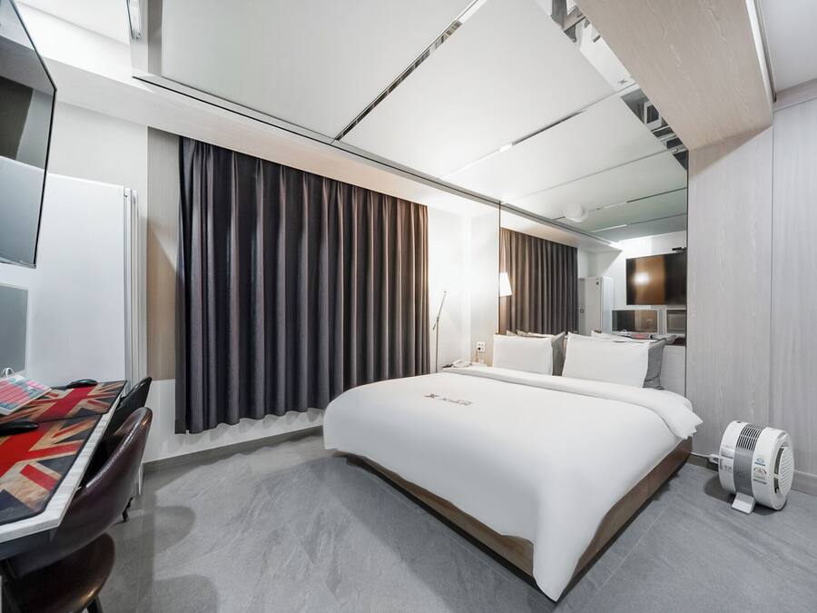 Habitació (Mirror / Breakfast for 2) | Escriptori, habitacions insonoritzades, wifi gratuïta i roba de llit