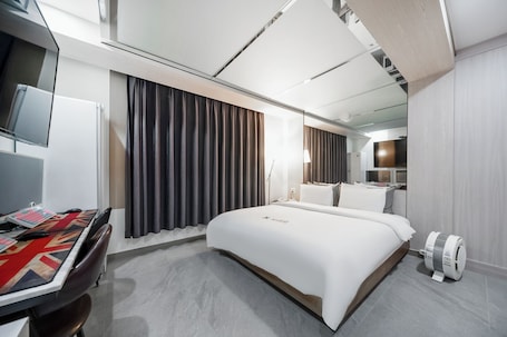 Room (Mirror / Breakfast for 2) | Desk, soundproofing, free WiFi, bed sheets. Xian Hotel