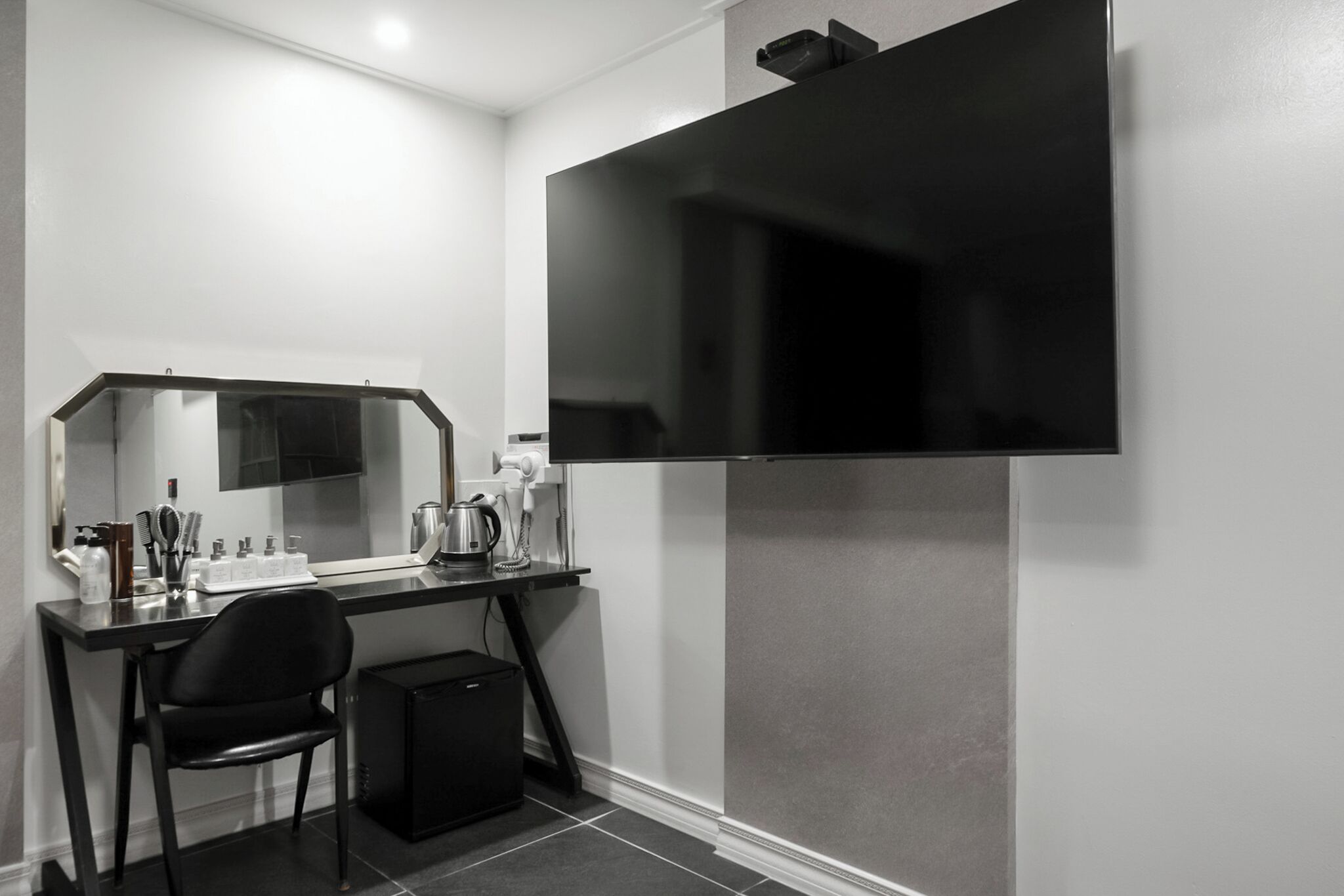 royal suite (breakfast for 2) | desk, soundproofing, free wifi, bed sheets