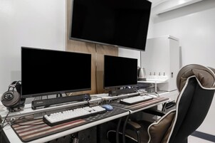 Escritorio, sistema de insonorización, wifi gratis y ropa de cama 