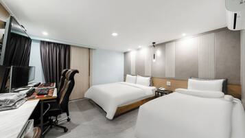 Basic Twin Room (Breakfast for 2) | Meja, kalis bunyi, Wi-fi percuma, cadar katil