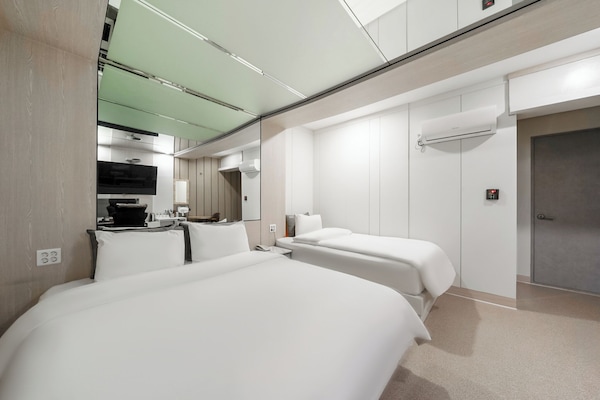 Basic-Zweibettzimmer (Breakfast for 2) | Schreibtisch, schallisolierte Zimmer, kostenloses WLAN, Bettwäsche