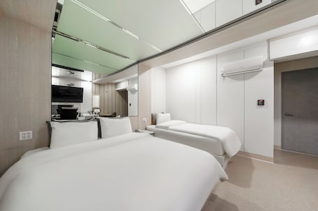 Basic Twin Room (Breakfast for 2) | Desk, soundproofing, free WiFi, bed sheets