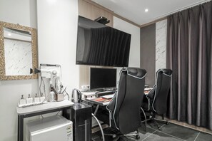 Escritorio, sistema de insonorización, wifi gratis y ropa de cama 