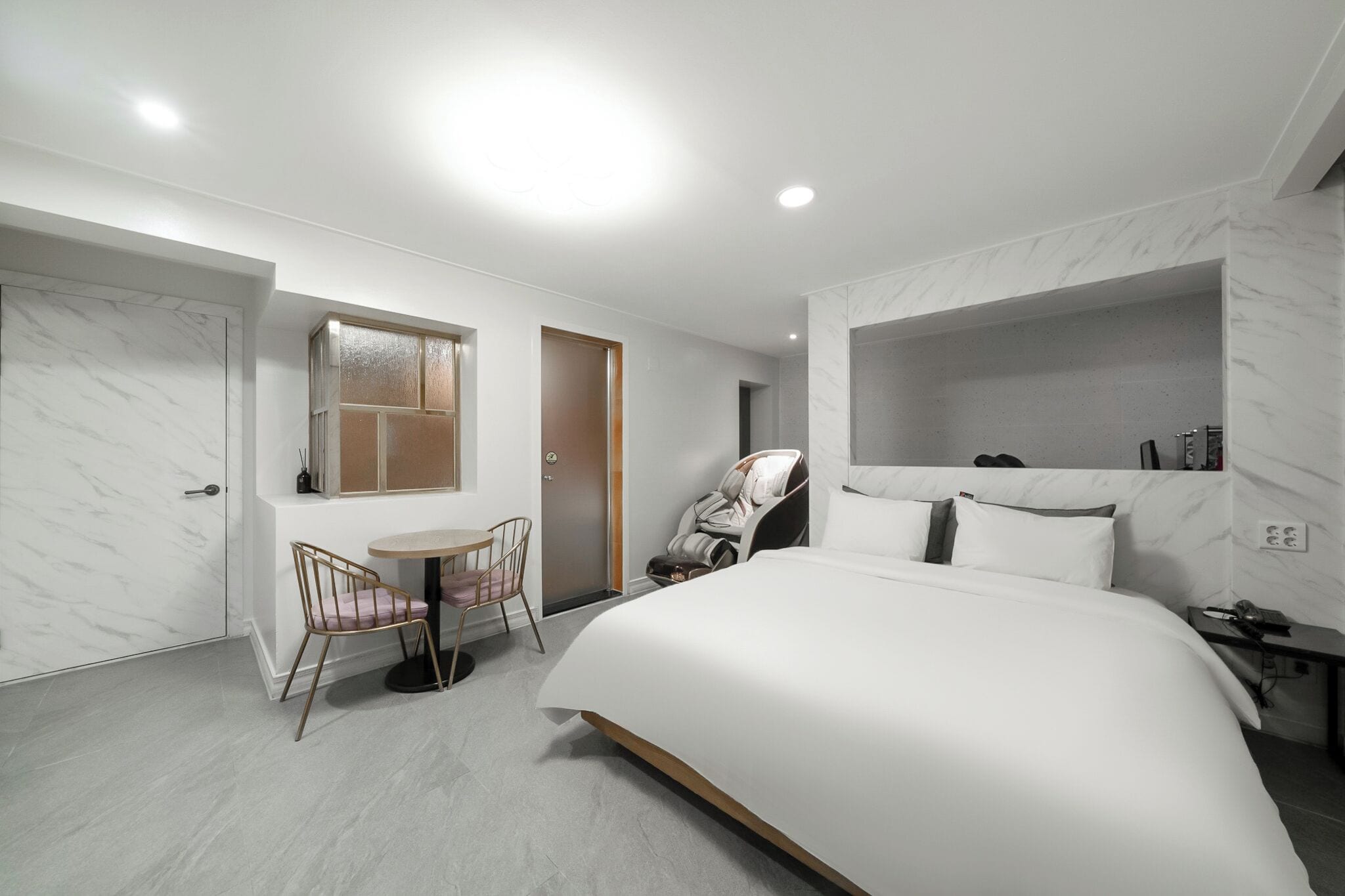 royal suite (breakfast for 2) | desk, soundproofing, free wifi, bed sheets